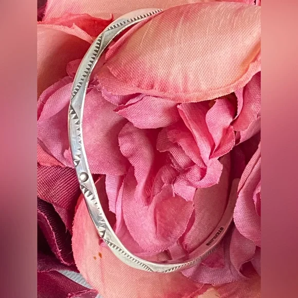 Vintage 🌸 STERLING Silver Carinated Sun Stamped 4mm Cuff Navajo Bracelet 9.53g - Picture 3 of 4